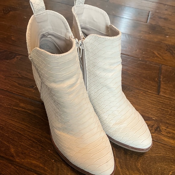 MIA Snake Print Booties, Size 6 - Picture 3 of 4